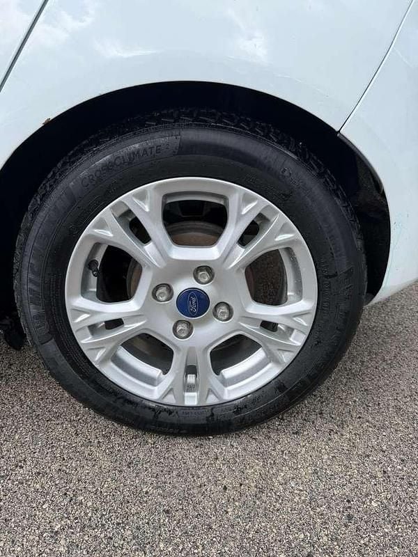 Usata Ford Fiesta 75 CV (55 kW) 2016 Bianco Utilitaria