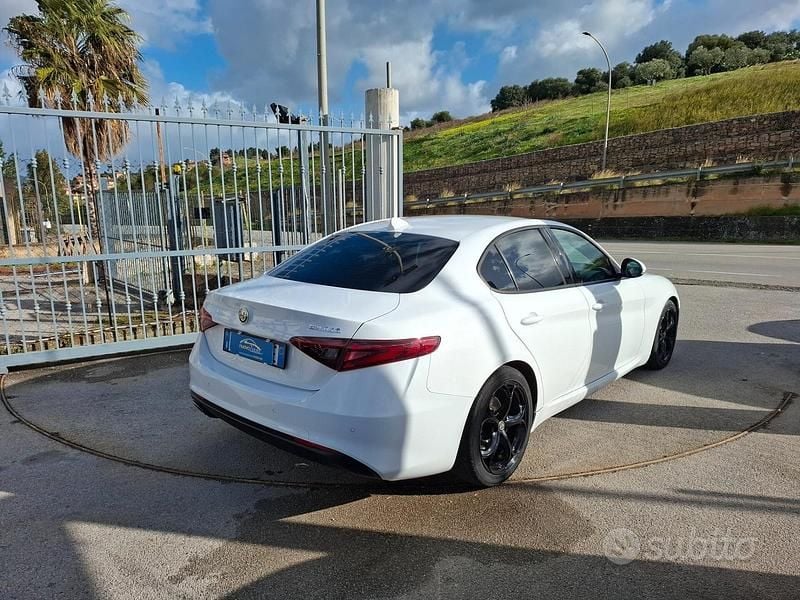 Usata Alfa Romeo Giulia 150 CV (110 kW) 2017 Bianco Berlina