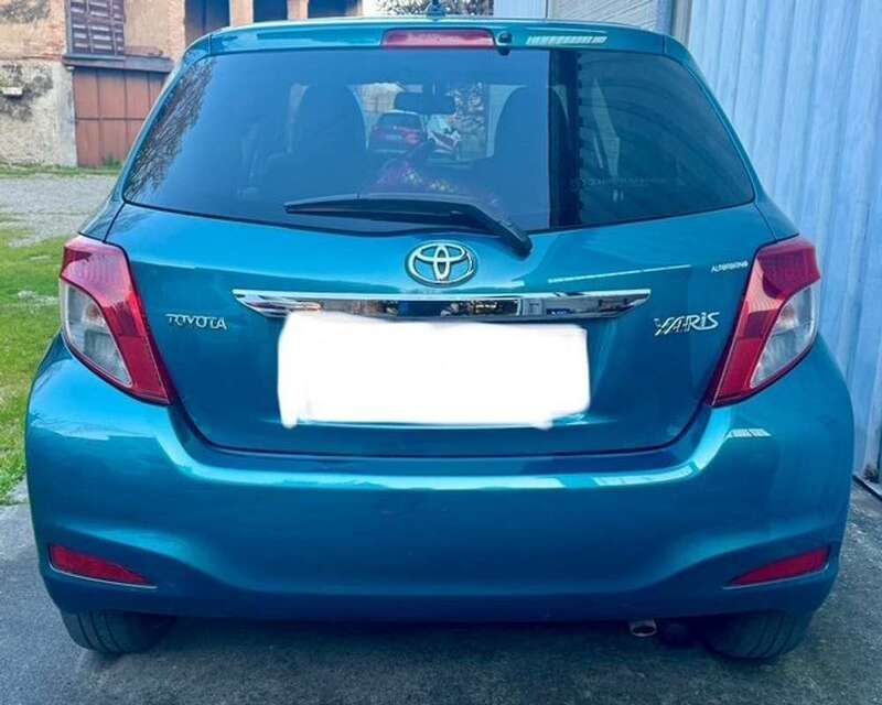 Usata Toyota Yaris Lounge 90 CV (66 kW) 2011 Verde Berlina