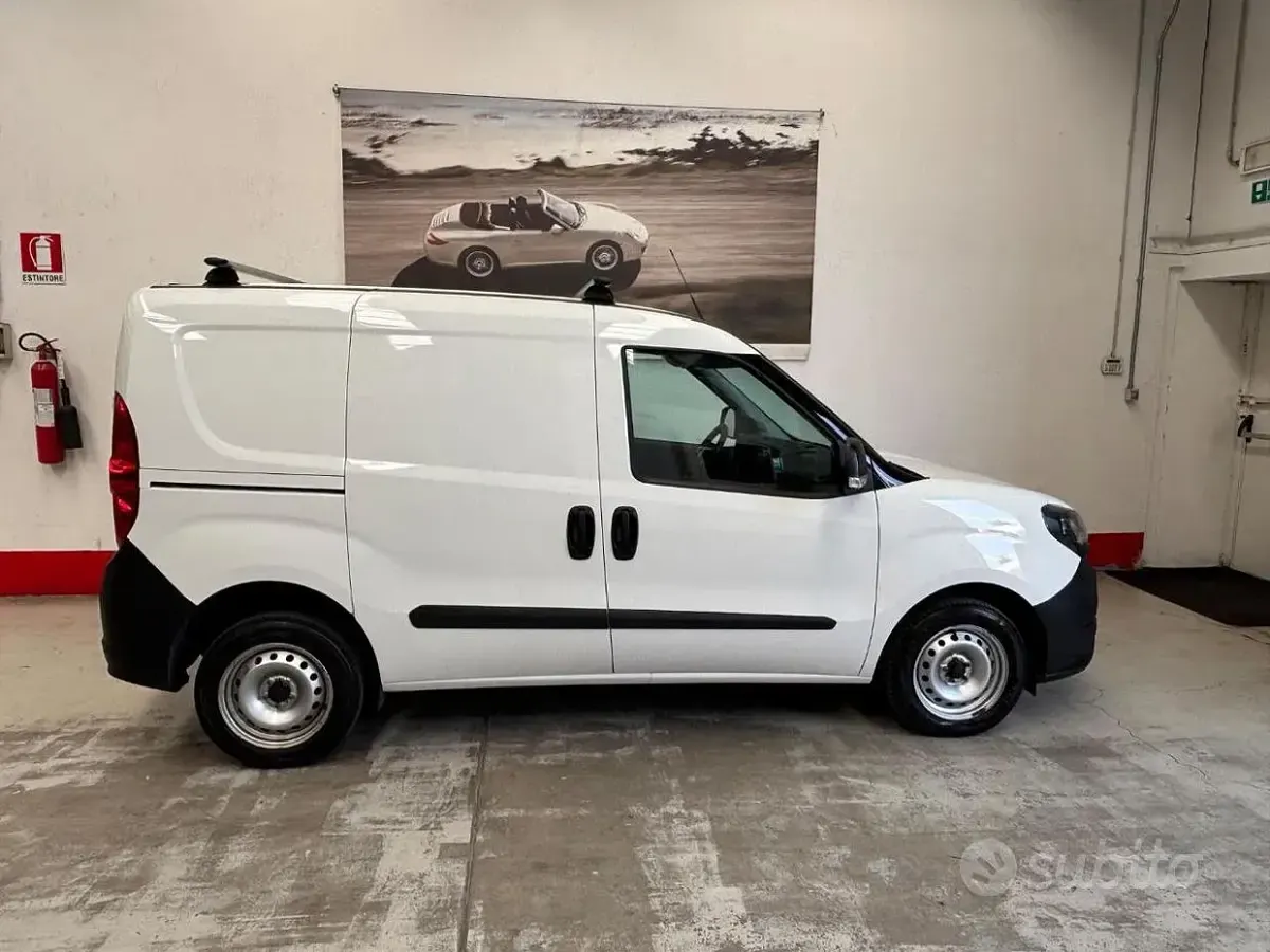 Usata Fiat Doblò S 105 CV (77 kW) 2022 Bianco Monovolume