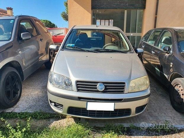 Usata Fiat Punto Dynamic 69 CV (50 kW) 2003 Grigio Utilitaria