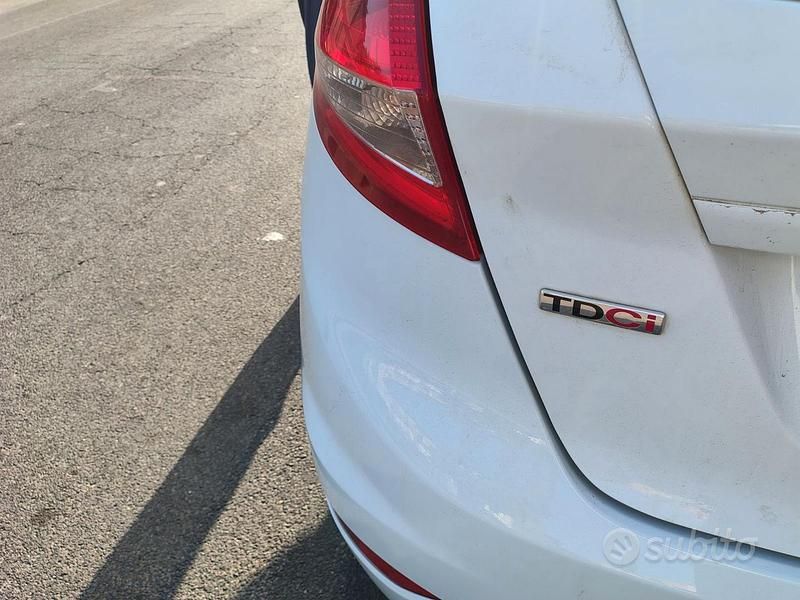 Usata Ford Fiesta 68 CV (50 kW) 2011 Bianco Utilitaria