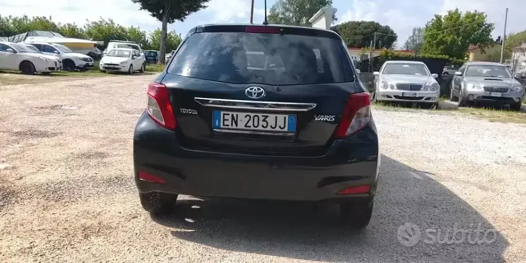 Begagnad Toyota Yaris Lounge 99 HK (72 kW) 2012 Svart Halvkombi