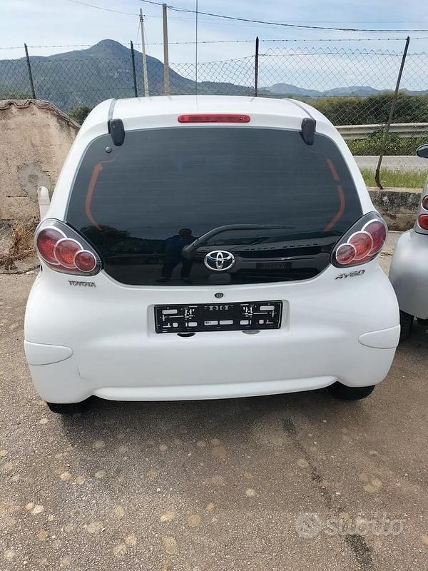 Begagnad Toyota Aygo 68 HK (50 kW) 2013 Vit Halvkombi