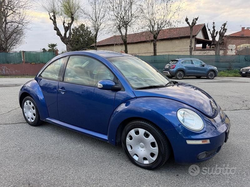 Usata VW New Beetle 102 CV (75 kW) 2008 Blu Utilitaria