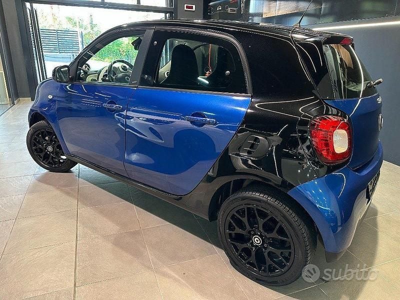 Begagnad Smart ForFour Passion 71 HK (52 kW) 2016 Blå Halvkombi