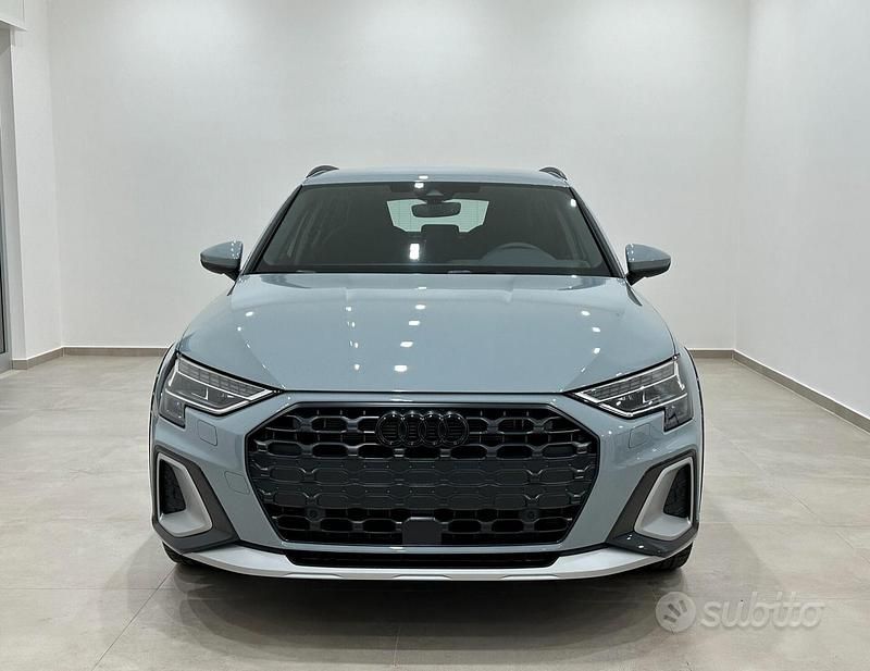 Grigio freccia perla Usata 2024 Audi A3 Business Tre volumi | 36.990 € (Cara) - Immagine 1/4