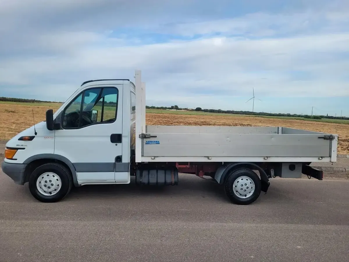 Usata Iveco Daily 96 CV (70 kW) 2004 Bianco