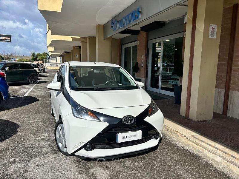 Usata Toyota Aygo X X-play 69 CV (50 kW) 2017 Bianco SUV