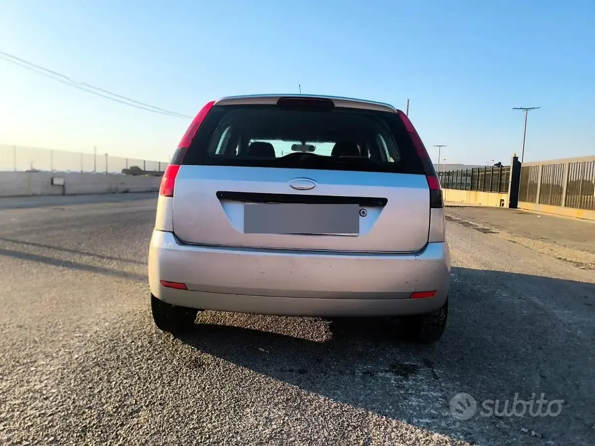 Usata Ford Fiesta 80 CV (58 kW) 2004 Grigio Utilitaria