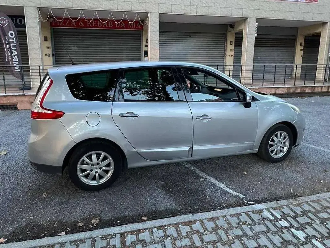 Usata Renault Scénic 110 CV (80 kW) 2011 Argento Monovolume