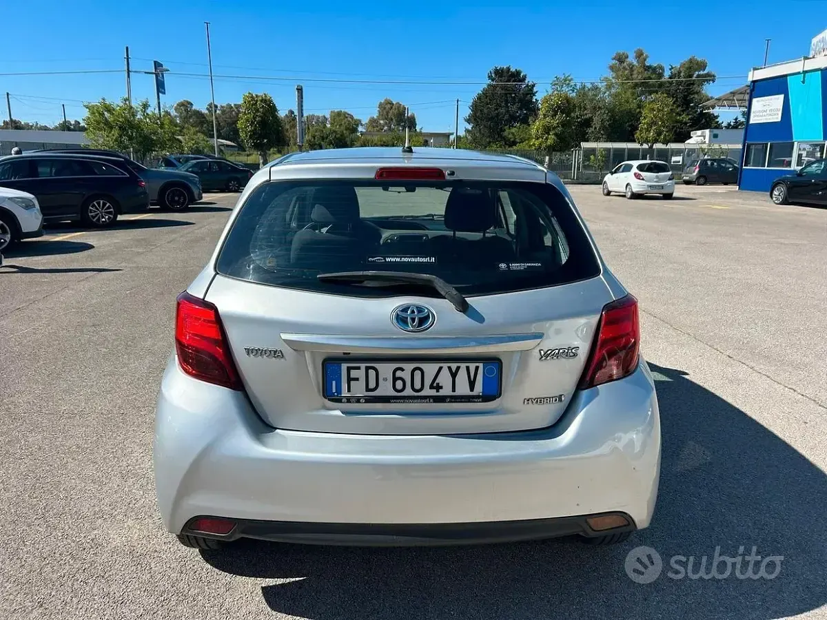 Usata Toyota Yaris Hybrid Active 73 CV (53 kW) 2016 Grigio Utilitaria