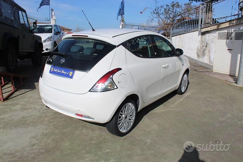 Usata Lancia Ypsilon 69 CV (50 kW) 2015 Bianco Utilitaria
