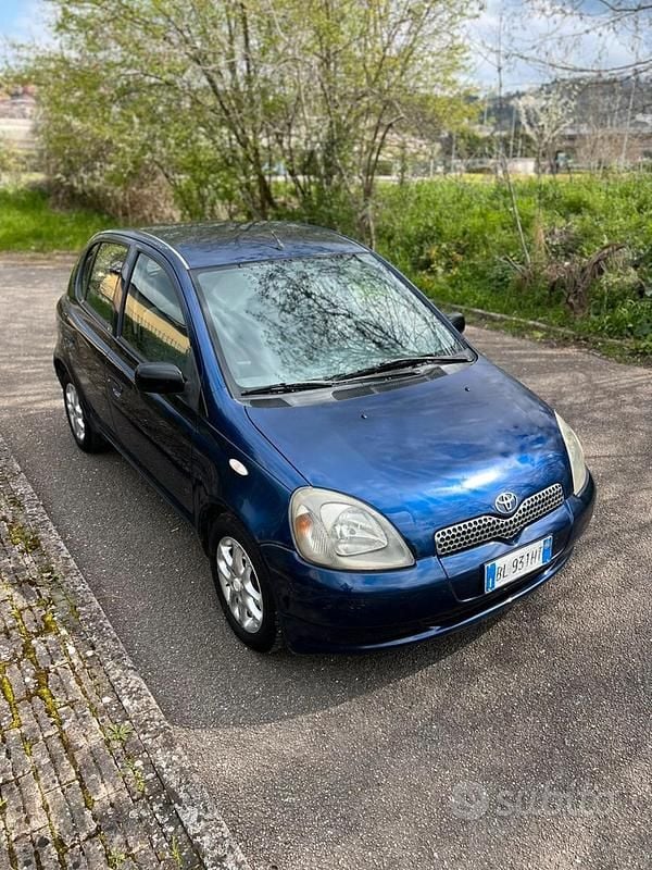 Usata Toyota Yaris 68 CV (50 kW) 2000 Blu Berlina