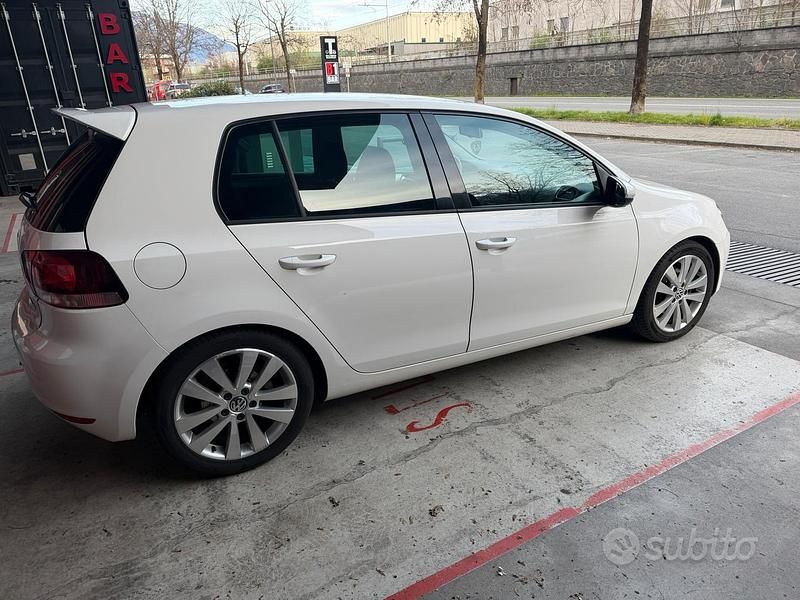 Usata VW Golf VI 140 CV (102 kW) 2010 Bianco Utilitaria
