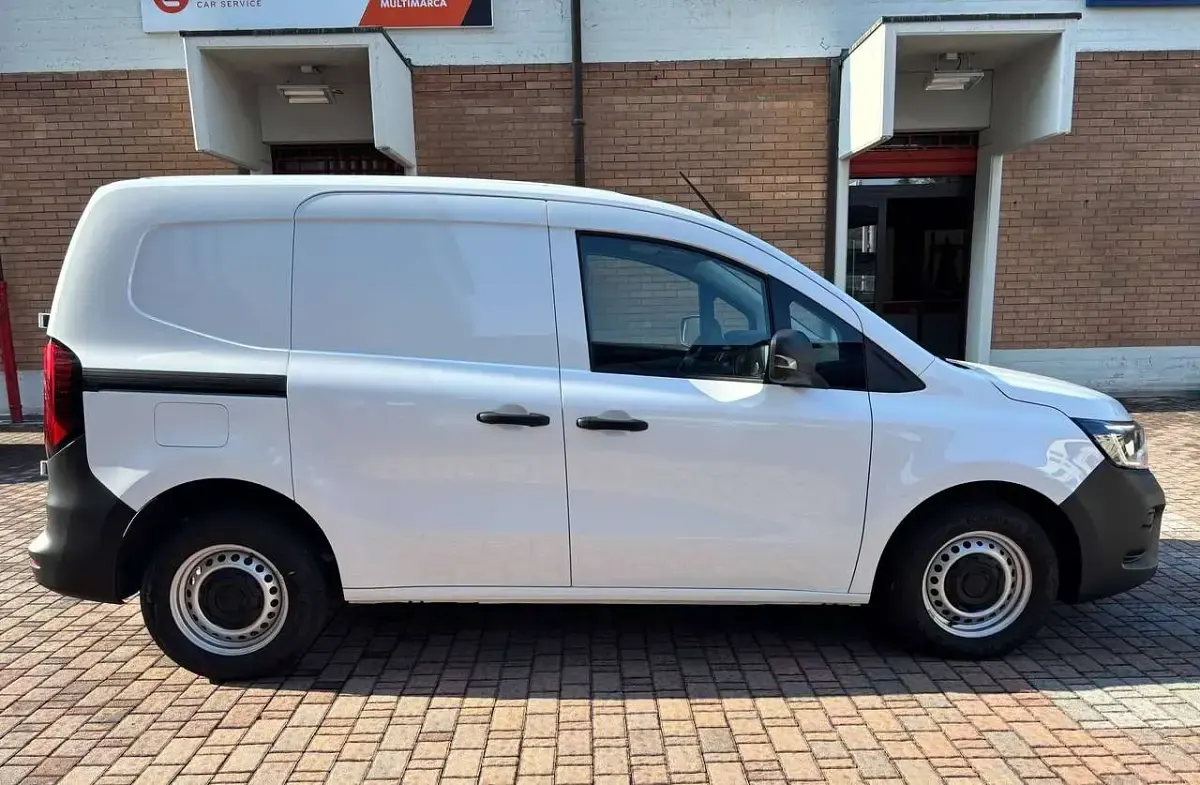 Usata Renault Kangoo 95 CV (69 kW) 2024 Bianco Monovolume