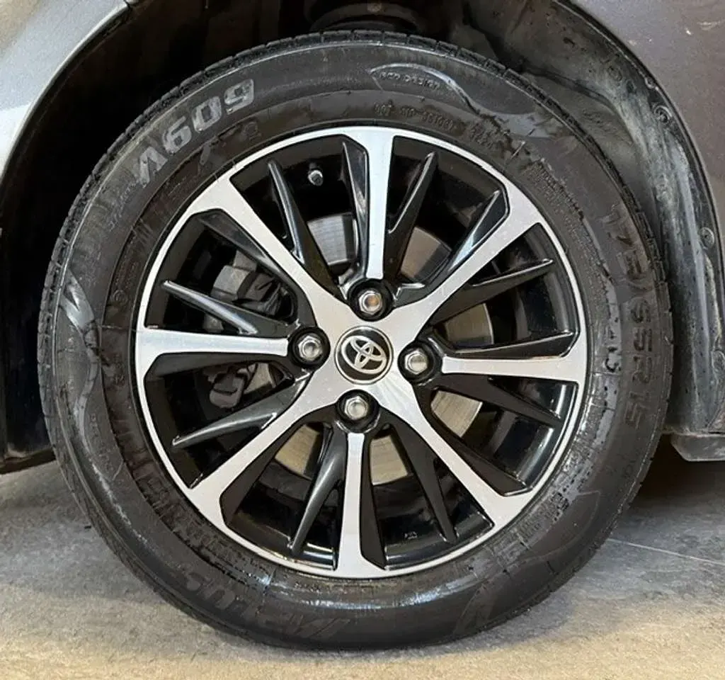 Usata Toyota Yaris Hybrid Cool 73 CV (53 kW) 2018 Grigio Berlina