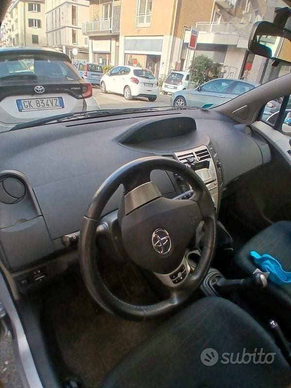 Usata Toyota Yaris 65 CV (47 kW) 2008 Grigio Utilitaria