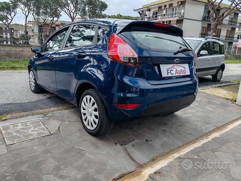Usata Ford Fiesta 96 CV (70 kW) 2013 Blu Utilitaria