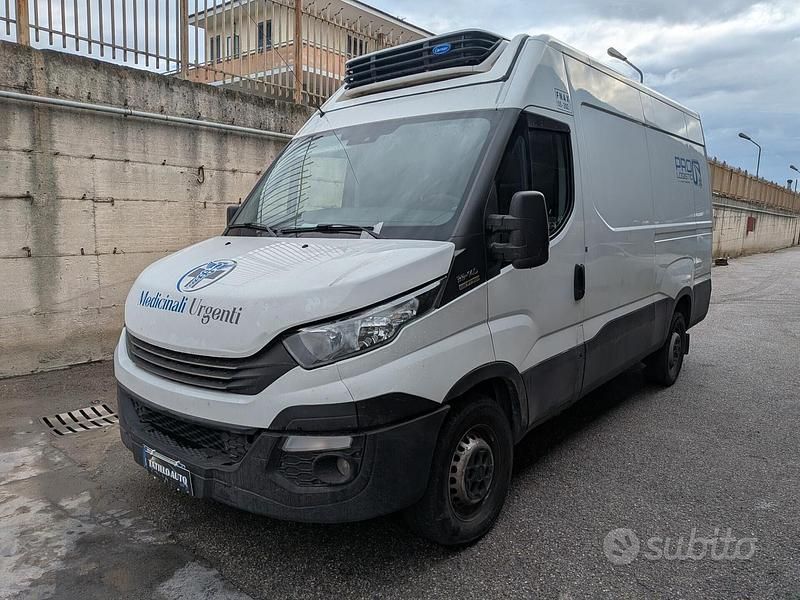 Bianco Usata 2018 Iveco Daily Tre volumi | 6400 € - Immagine 1/4