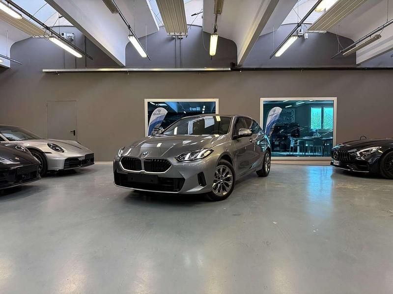 Nuova BMW 116 122 CV (89 kW) 2025 Skyscraper grey metallic Utilitaria
