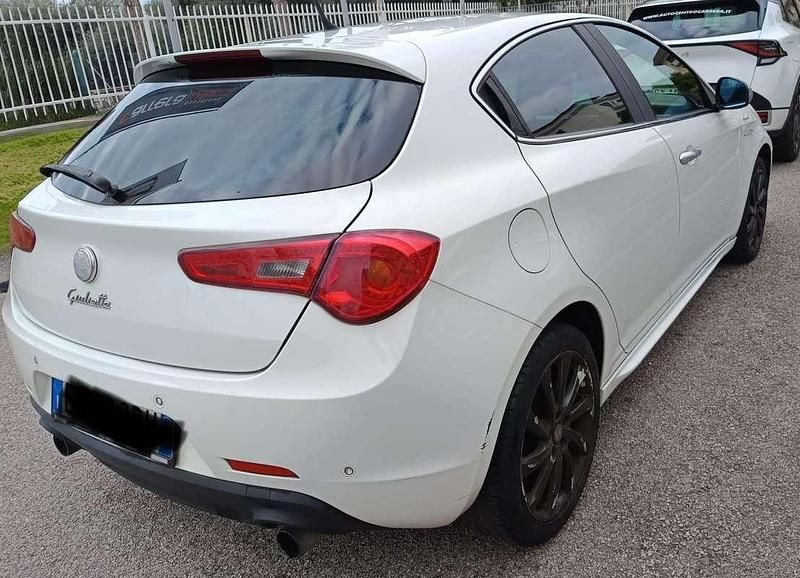 Usata Alfa Romeo Giulietta Distinctive 140 CV (102 kW) 2011 Bianco Berlina