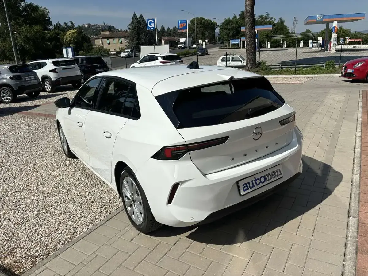 Usata Opel Astra Elegance 110 CV (80 kW) 2023 Bianco Utilitaria