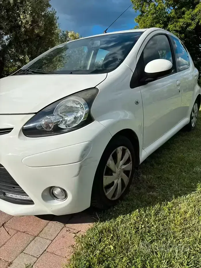Usata Toyota Aygo 68 CV (50 kW) 2013 Bianco Utilitaria
