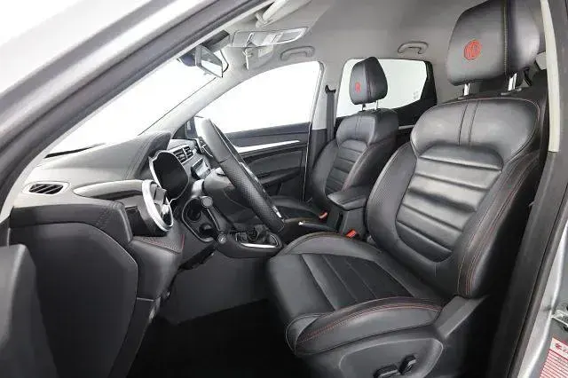 Usata MG ZS Luxury 106 CV (77 kW) 2024 Cosmic silver SUV