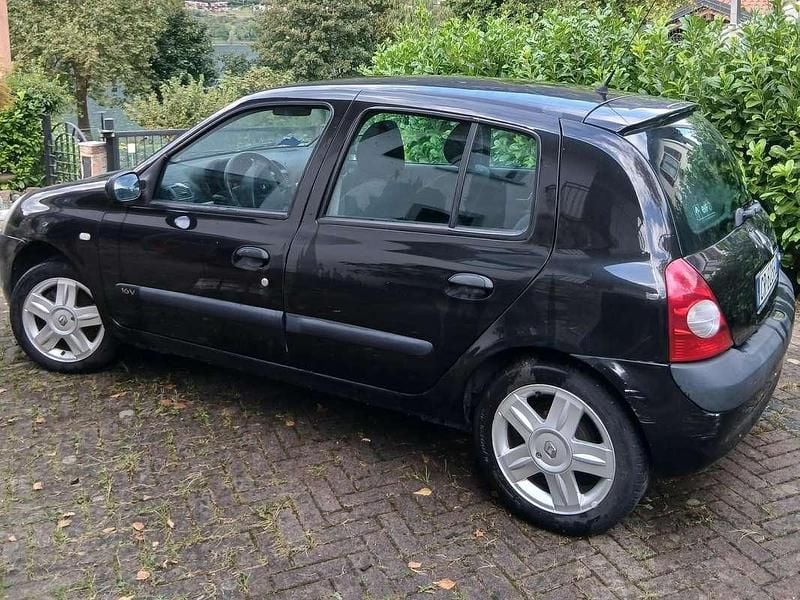 Nero Usata 2004 Renault Clio II Tre volumi | 2500 € (Buon prezzo) - Immagine 1/4