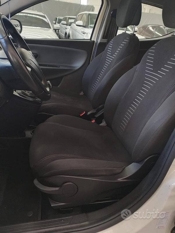 Usata Lancia Ypsilon 69 CV (50 kW) 2012 Bianco Utilitaria