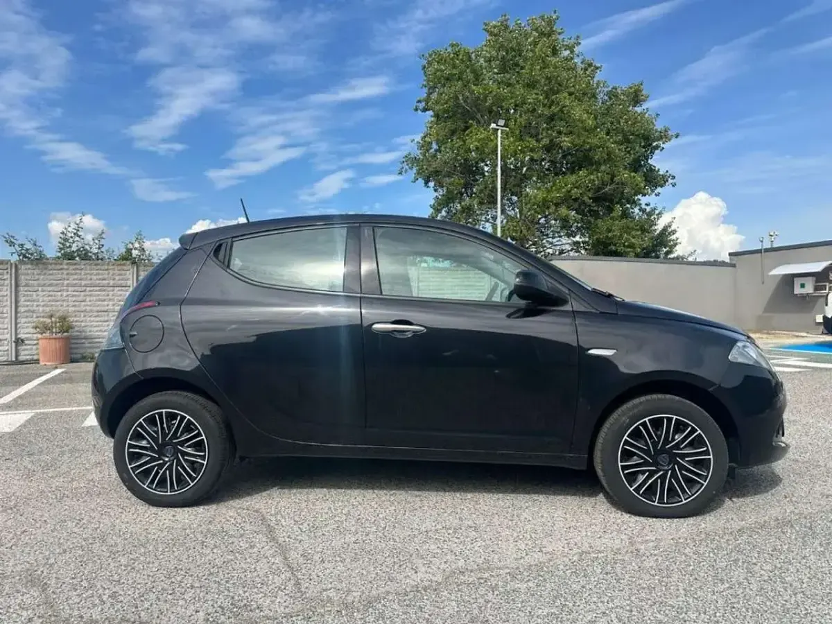 Usata Lancia Ypsilon Silver 69 CV (50 kW) 2024 Nero volcano Utilitaria