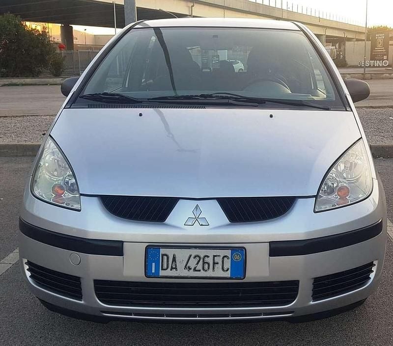 Usata Mitsubishi Colt 75 CV (55 kW) 2006 Argento Berlina