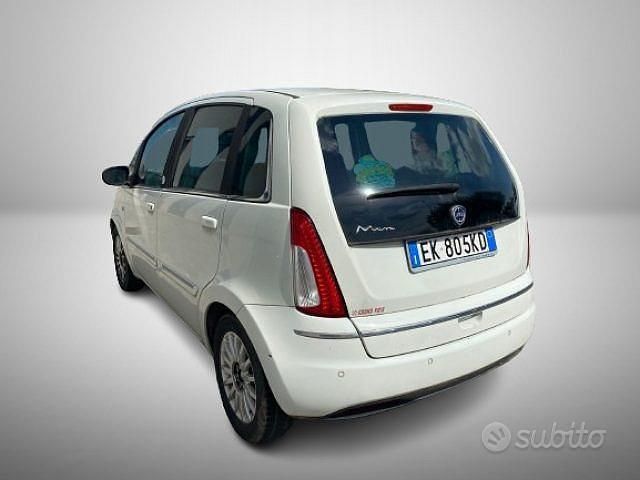 Usata Lancia Musa Gold 95 CV (69 kW) 2011 Bianco Monovolume