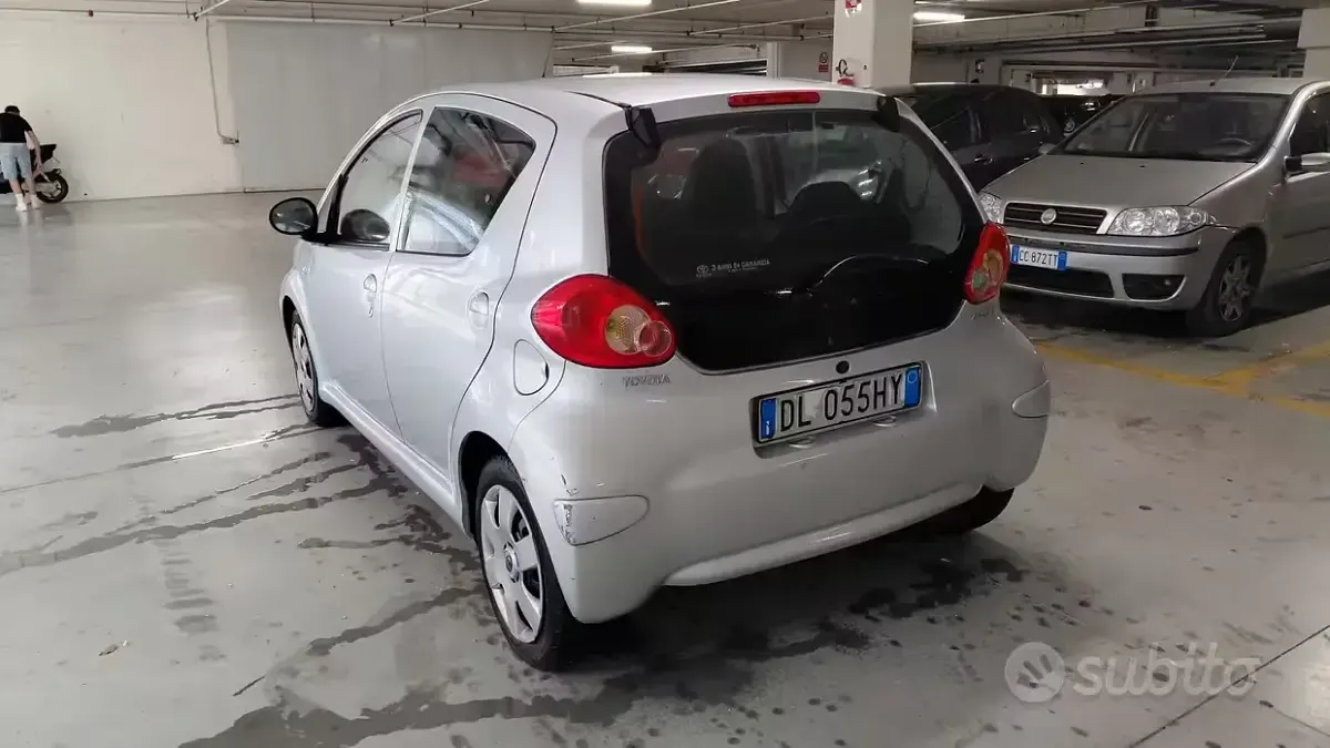 Usata Toyota Aygo 68 CV (50 kW) 2007 Grigio Utilitaria