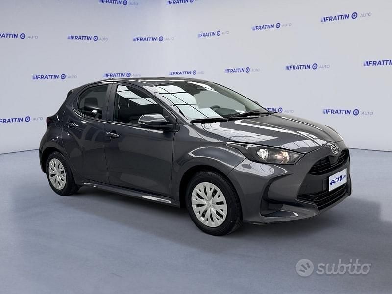 Usata Toyota Yaris Hybrid Active 116 CV (85 kW) 2025 Gray Berlina