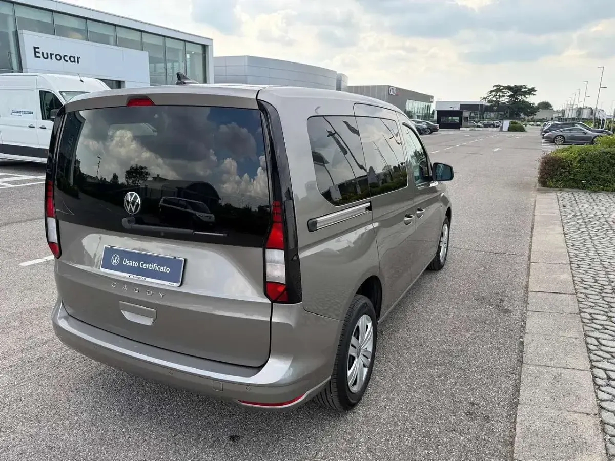 Usata VW Caddy 102 CV (75 kW) 2021 Beige mojave metallizzato Monovolume