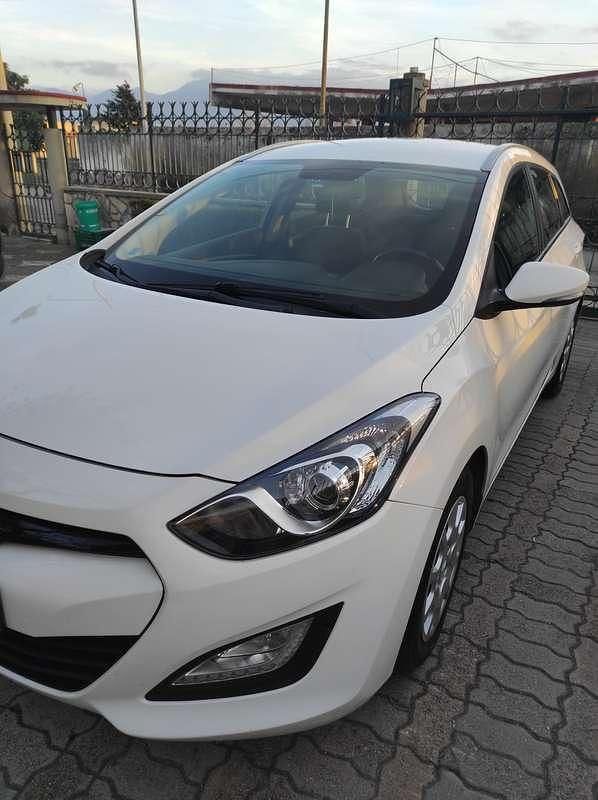 Bianco Usata 2013 Hyundai i30 Classic Station wagon | 5500 € (Buon prezzo) - Immagine 1/4