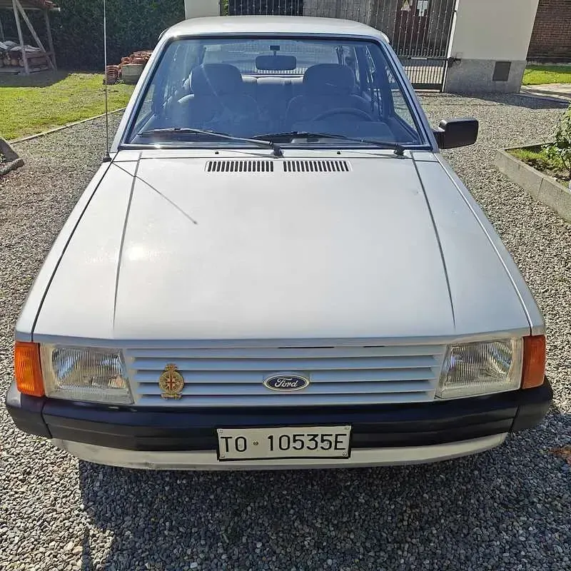 Usata Ford Escort 50 CV (36 kW) 1985 Grigio Berlina