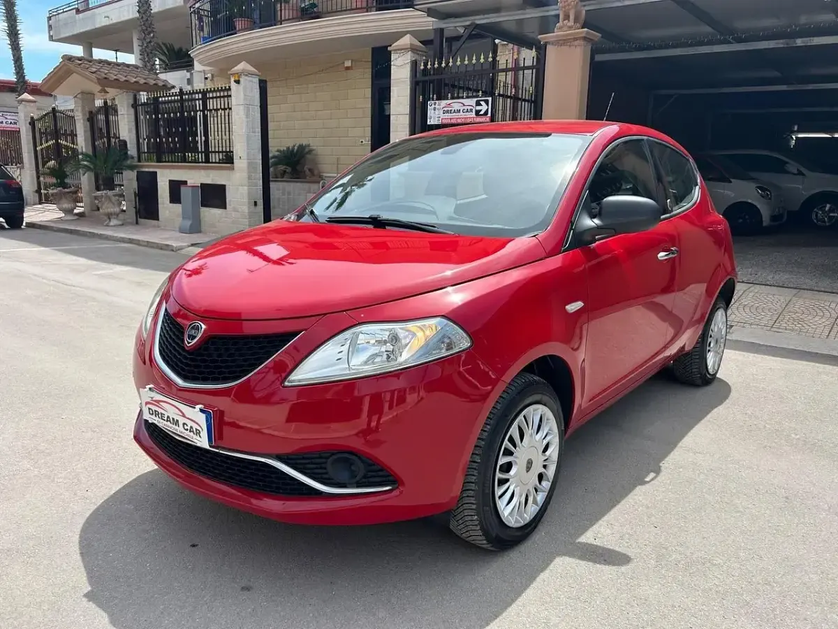 Usata Lancia Ypsilon Platinum 85 CV (62 kW) 2016 Rosso Utilitaria