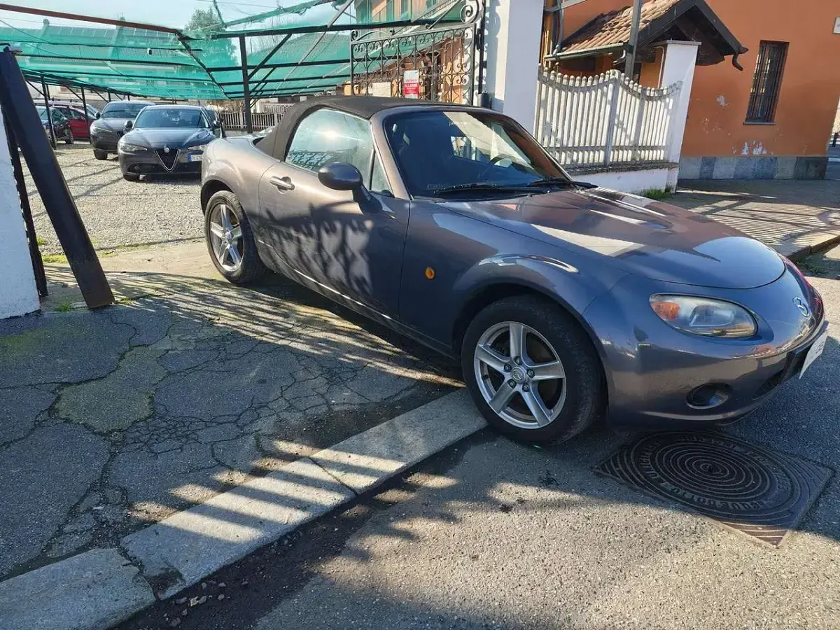 Usata Mazda MX5 126 CV (92 kW) 2006 Grigio Cabrio