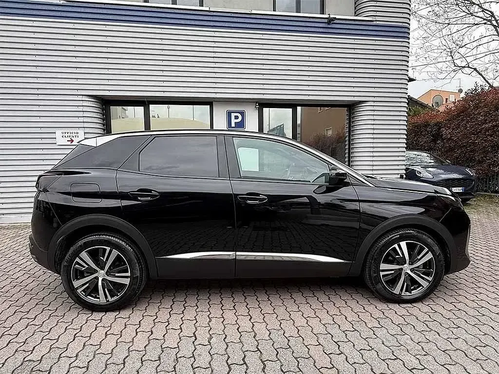 Usata Peugeot 3008 Allure 131 CV (96 kW) 2023 Nero / metallizzato SUV