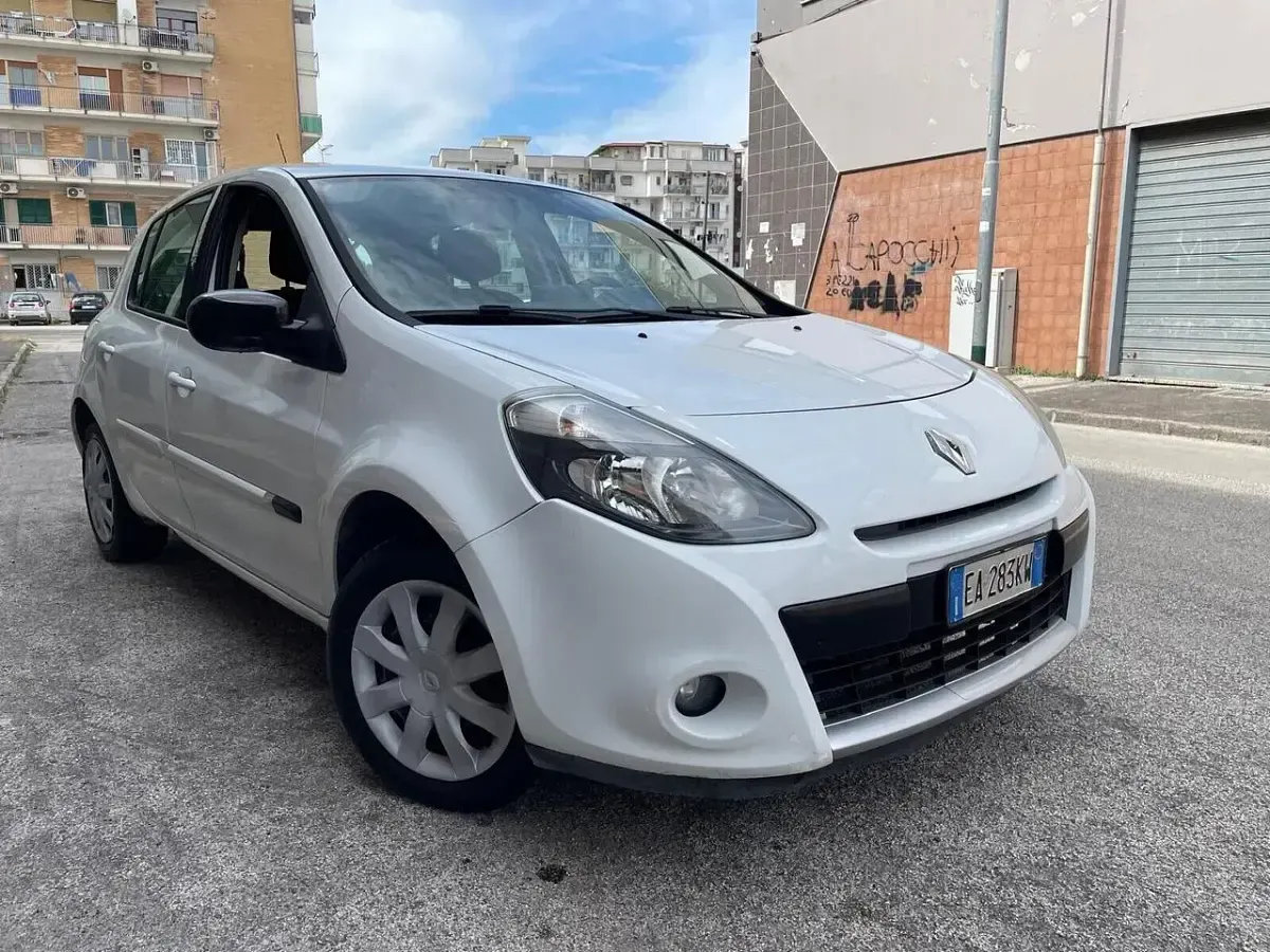 Usata Renault Clio II 75 CV (55 kW) 2010 Bianco Berlina