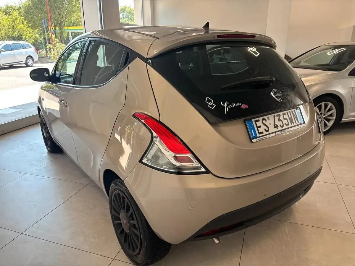 Usata Lancia Ypsilon S 86 CV (63 kW) 2014 Argento Utilitaria