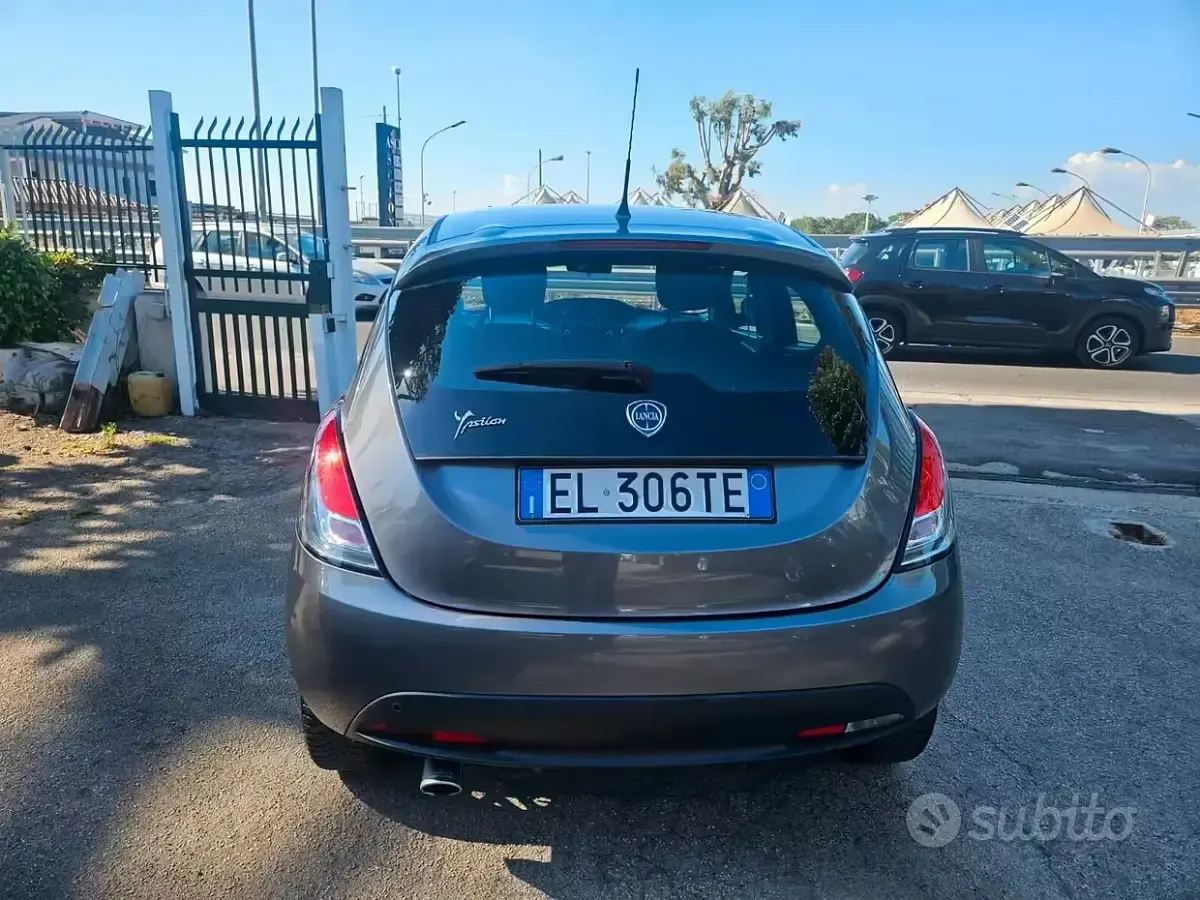 Usata Lancia Ypsilon Gold 69 CV (50 kW) 2012 Grigio Utilitaria