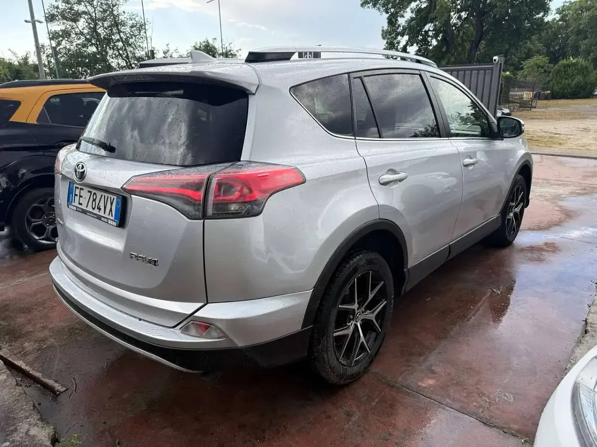 Usata Toyota RAV4 Lounge 143 CV (105 kW) 2016 Argento SUV