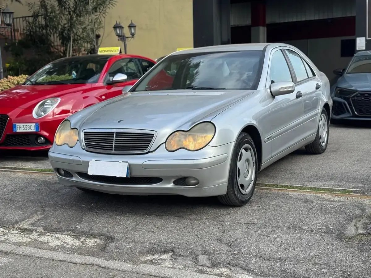 Usata Mercedes C180 Elegance 129 CV (94 kW) 2001 Grigio Berlina