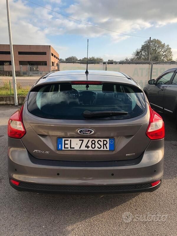 Usata Ford Focus 95 CV (69 kW) 2012 Grigio Berlina