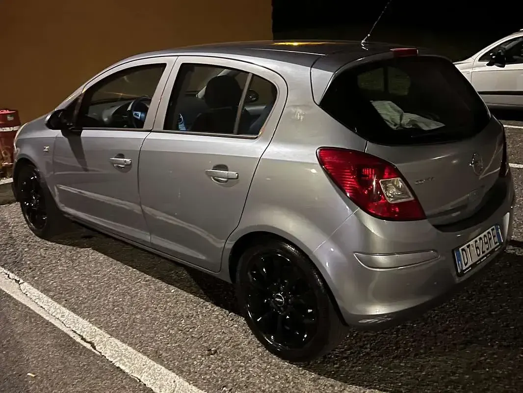 Usata Opel Corsa Cosmo 80 CV (58 kW) 2009 Grigio Utilitaria