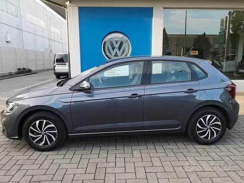 Usata VW Polo Life 95 CV (69 kW) 2023 Grigio Utilitaria